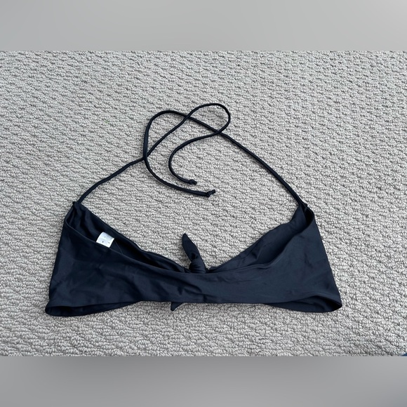 Reformation Hermosa Bikini Top
Small
Black
Front Tie
Adjustable
Classic
Beach - Picture 7 of 7